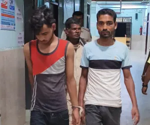 दो मवेशी चोर को  पिकअप व गाय सहित ग्रामीणों ने दबोचा