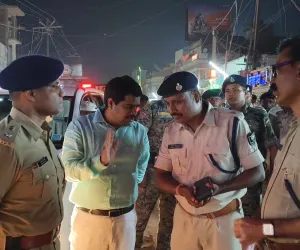 डीएम-एसपी ने लिया जिले के पूजा पंडालों का जायजा 