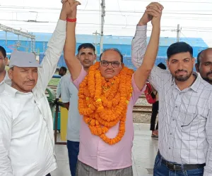 गोरखपुर रेलवे स्टेशन पर सीआरपीएफ इंस्पेक्टर प्रदीप कुमार शर्मा का भव्य स्वागत