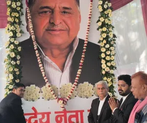 लखनऊ जिला कार्यालय में हुआ श्रद्धांजलि आयोजन, बड़ी संख्या में समाजवादी नेता और पदाधिकारी रहे मौजूद