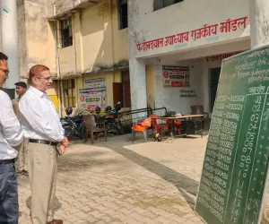 जिलाधिकारी  ने किया  एस सी एफ/आर एफ ओ प्रारंभिक परीक्षा केंद्रों का औचक निरीक्षण