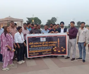 प्रयागराज में पत्रकार की हत्या के विरोध में राजधानी में कैंडल मार्च जर्नलिस्ट प्रोटेक्शन एसोसियेशन के बैनर तले पत्रकारों का विरोध प्रदर्शन।