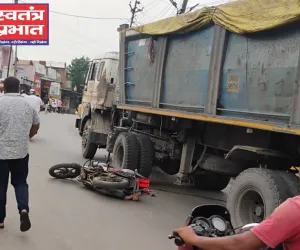 रेणुकूट सब्जी मंडी के सामने भीषण हादसा ट्रक की टक्कर से स्कूटी सवार घायल, पैर टूटा