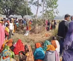 घरेलू विवाद बना खूनी संघर्ष छोटे भाई ने बड़े भाई की कुदाल से की हत्या लाश घसीटकर झाड़ियों में फेंकी 