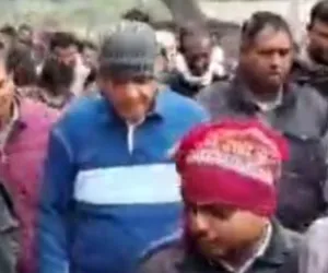 विधानसभा अध्यक्ष सतीश महाना ने भैंस का दूध निकाल कर पिया