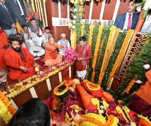 मुख्यमंत्री ने संगम नोज पहुंचकर स्नान एवं पूजा लेटे हनुमान जी की विधि विधान से पूजा की