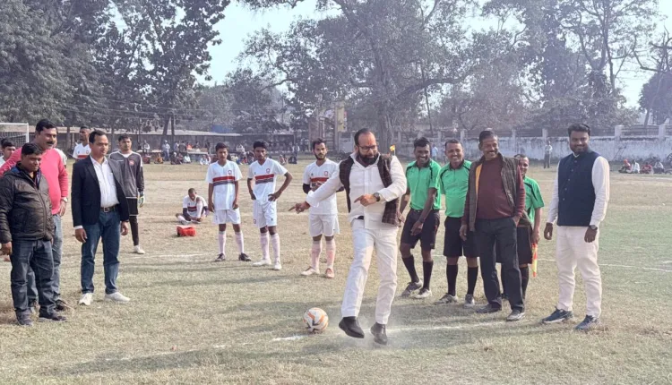 फुटबॉल टूर्नामेंट का भव्य आगाज़, मऊ ने सिवान को दी मात