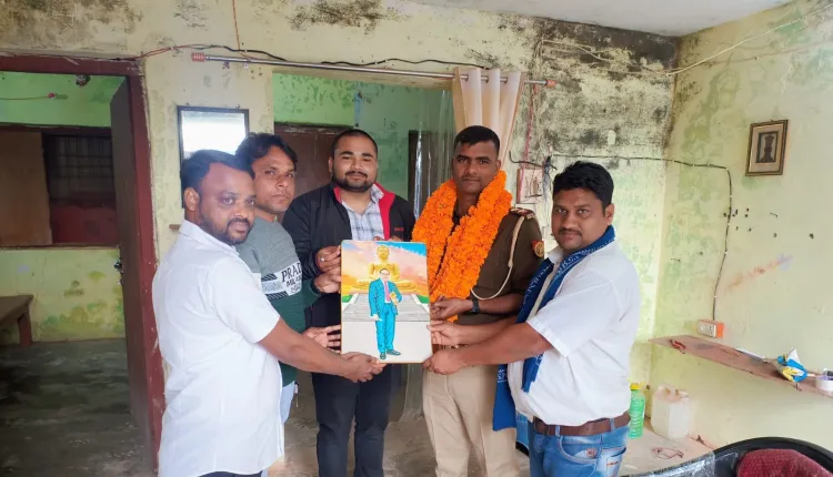जूगैल के नवागत प्रभारी निरीक्षक जितेंद्र कुमार का भव्य स्वागत, बाबा साहब की प्रतिमा भेंट कर किया गया सम्मानित