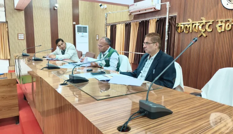 कलेक्ट्रेट  सभागार में  जनगणना की तैयारियों को लेकर जिलाधिकारी ने किया अधिकारियों के संग बैठक