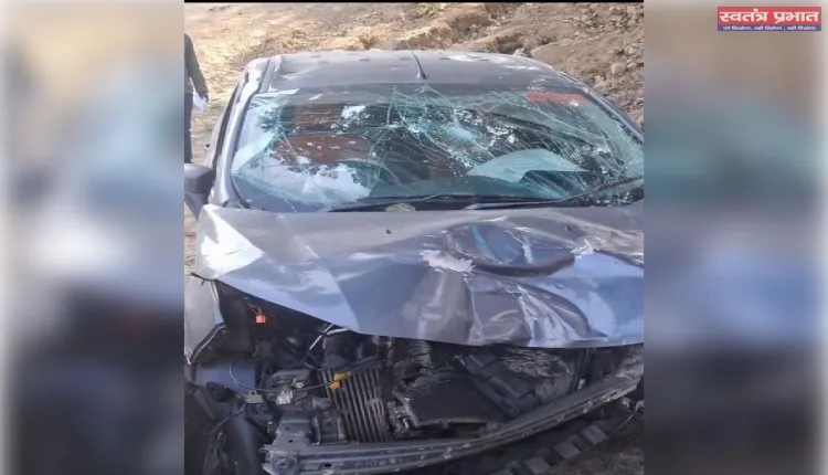 ट्रैक्टर ने कार में मारी टक्कर,कार खाई में गिरी 