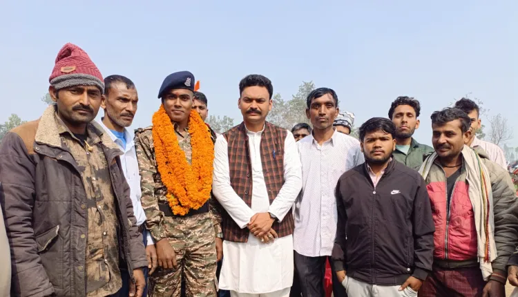 खड्डा : प्रशिक्षण पूर्ण कर लौटे सीआरपीएफ जवान रोशन भारती का गांव में भव्य स्वागत