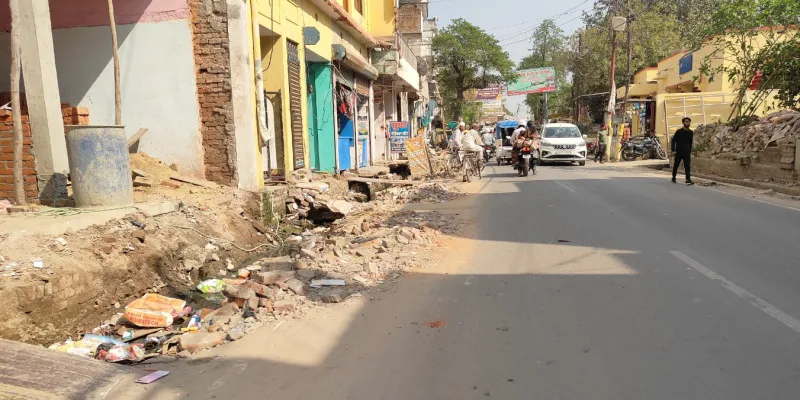 सड़क पर मलबा बना लोगों की मुसीबत