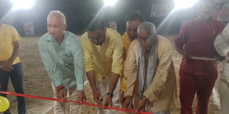 क्रिकेट टूर्नामेंट का तीसरा दिन बल्लेबाजी कर समाजसेवी विशाल सिंह ने किया शुभारंभ