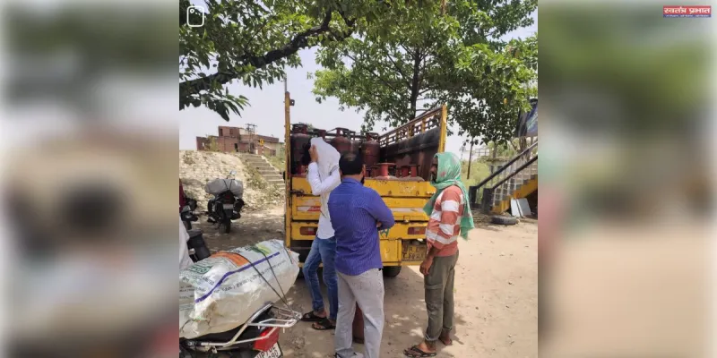 विंध्य भारत गैस एजेंसी हलिया  सिर्फ सिलेंडर ले जाकर फोटो खिंचवाने के लिए बाजार में भेजा जाता है फोटो खींचने के बाद वापस चले जाते हैं। 