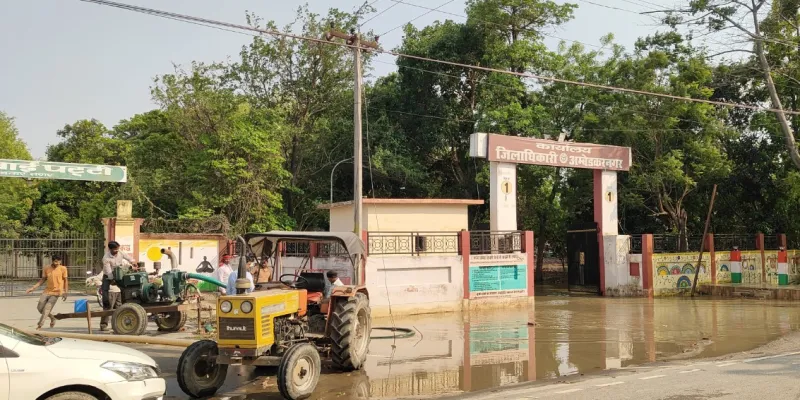 कलेक्ट्रेट परिसर से पंपसेट से निकाला गया पानी, नगर पालिका की खोखली व्यवस्था हुई उजागर