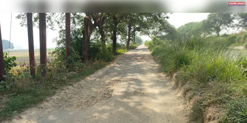 नहर मार्ग की सड़क ग्रामीणों और राहगीरों के लिए बनी है जोख़िम 