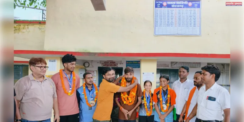 विश्व ताइक्वांडो चैंपियनशिप के पदक विजेता खिलाड़ियों का  शोहरतगढ़ रेलवे स्टेशन पर हुआ भव्य स्वागत
