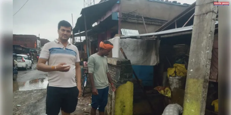 ड्रमंडगंज में जलभराव से ग्रामीण परेशान, जाम नालियों की सफाई के लिए लोगों को खर्च करना पड़ रहा अपना पैसा