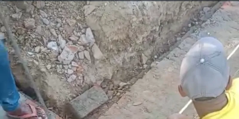 मानक के विपरीत बन रहा प्राथमिक विद्यालय, ग्रामीणों ने लगाया घटिया सामग्री के इस्तेमाल का आरोप