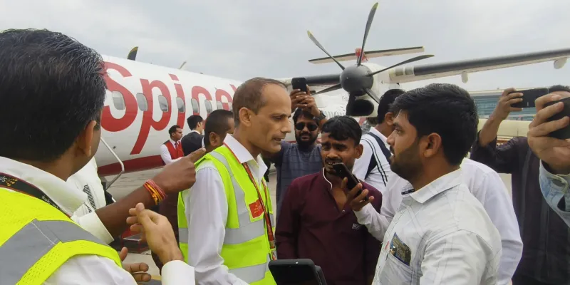 स्पाइसजेट की अव्यवस्था से 100 से अधिक यात्री हलकान, पहले तीन घंटे विमान में बैठाया, फिर कर दी फ्लाइट कैंसिल