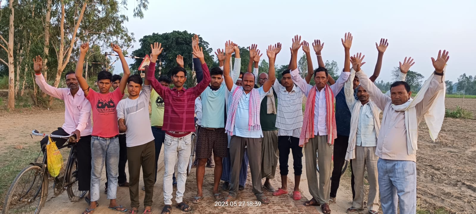 जर्जर जमीदोज खड़ंजे पर पक्की सड़क बनाए जाने की