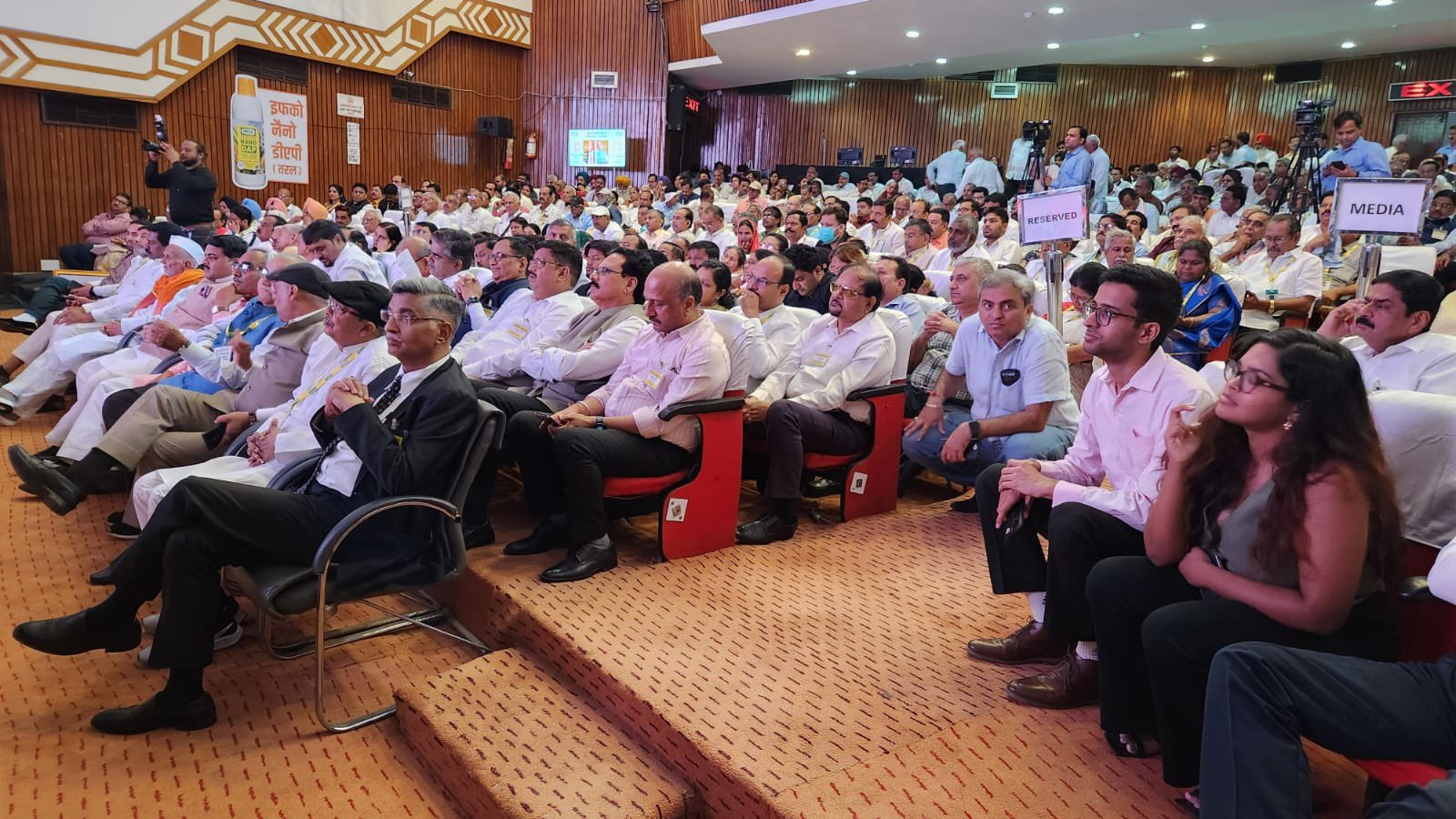 इफको की आम सभा में संघर्ष का सुख किताब का