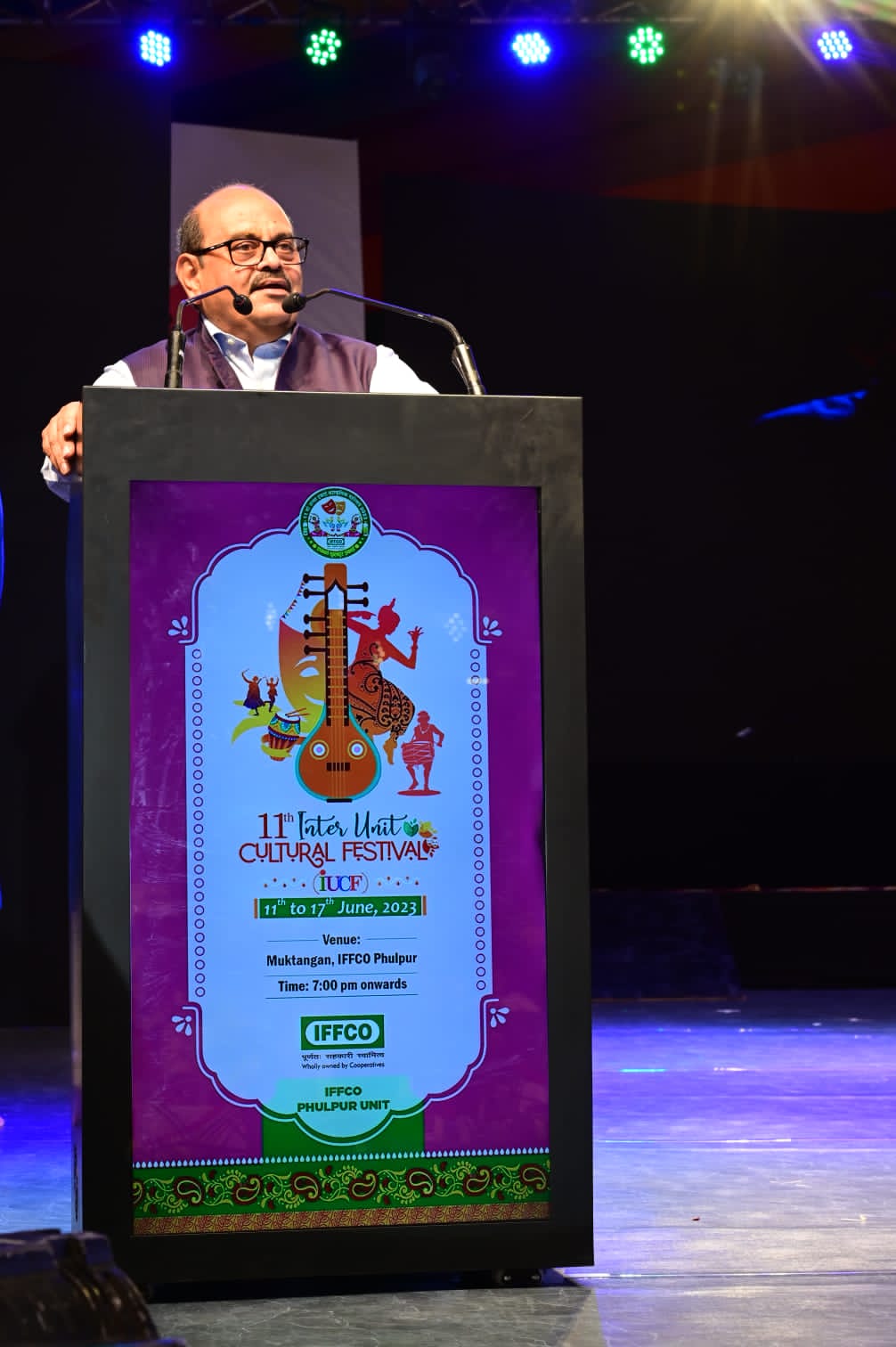 कार्य क्रम का प्रभावी संचालन और कलाकारों की  सराहनीय भूमिका।