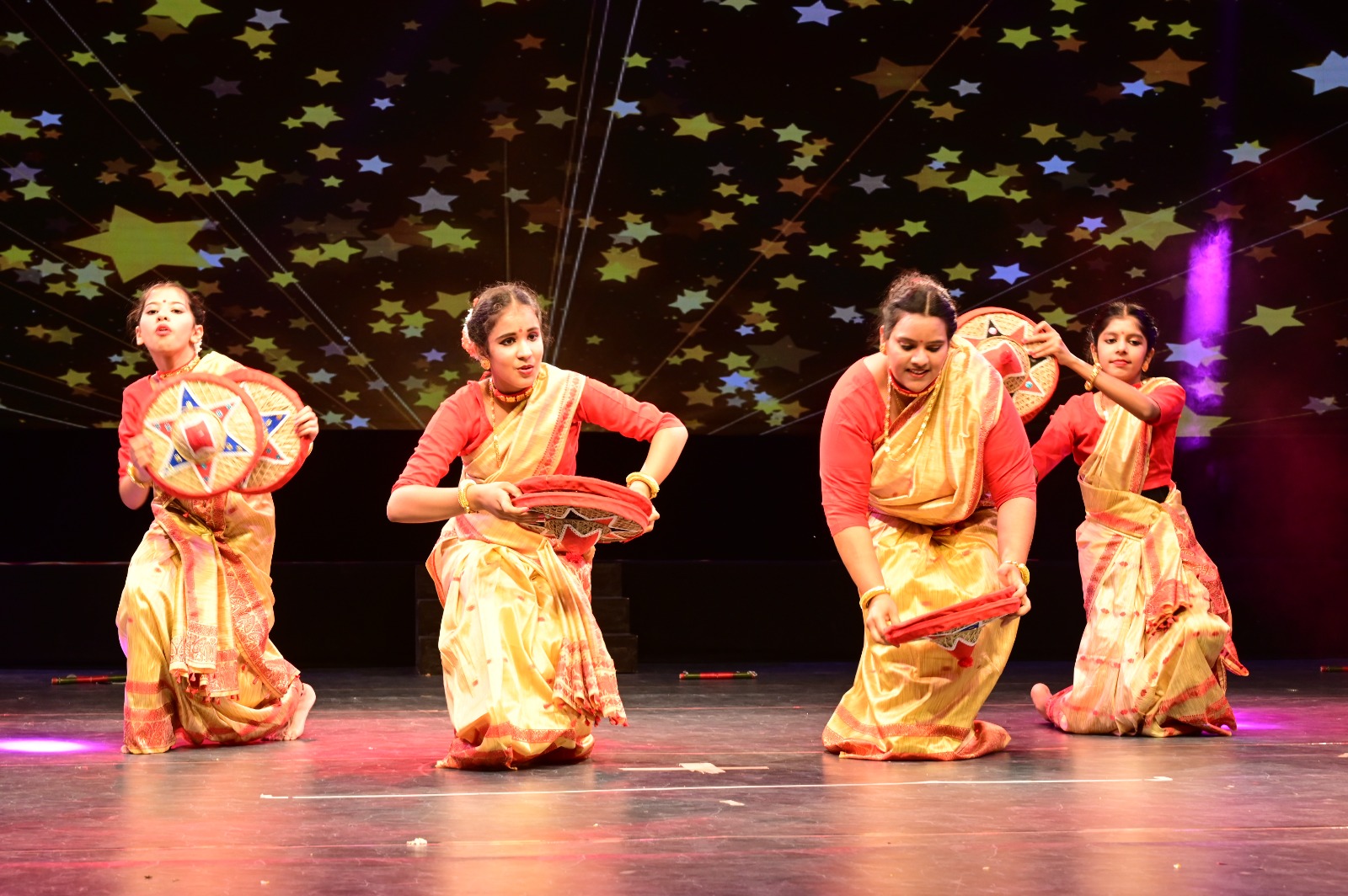 कार्य क्रम का प्रभावी संचालन और कलाकारों की  सराहनीय भूमिका