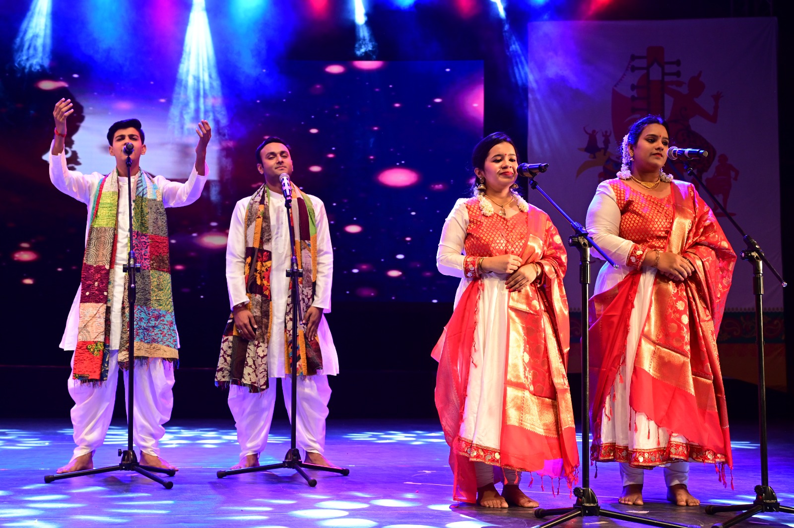 कार्य क्रम का प्रभावी संचालन और कलाकारों की  सराहनीय