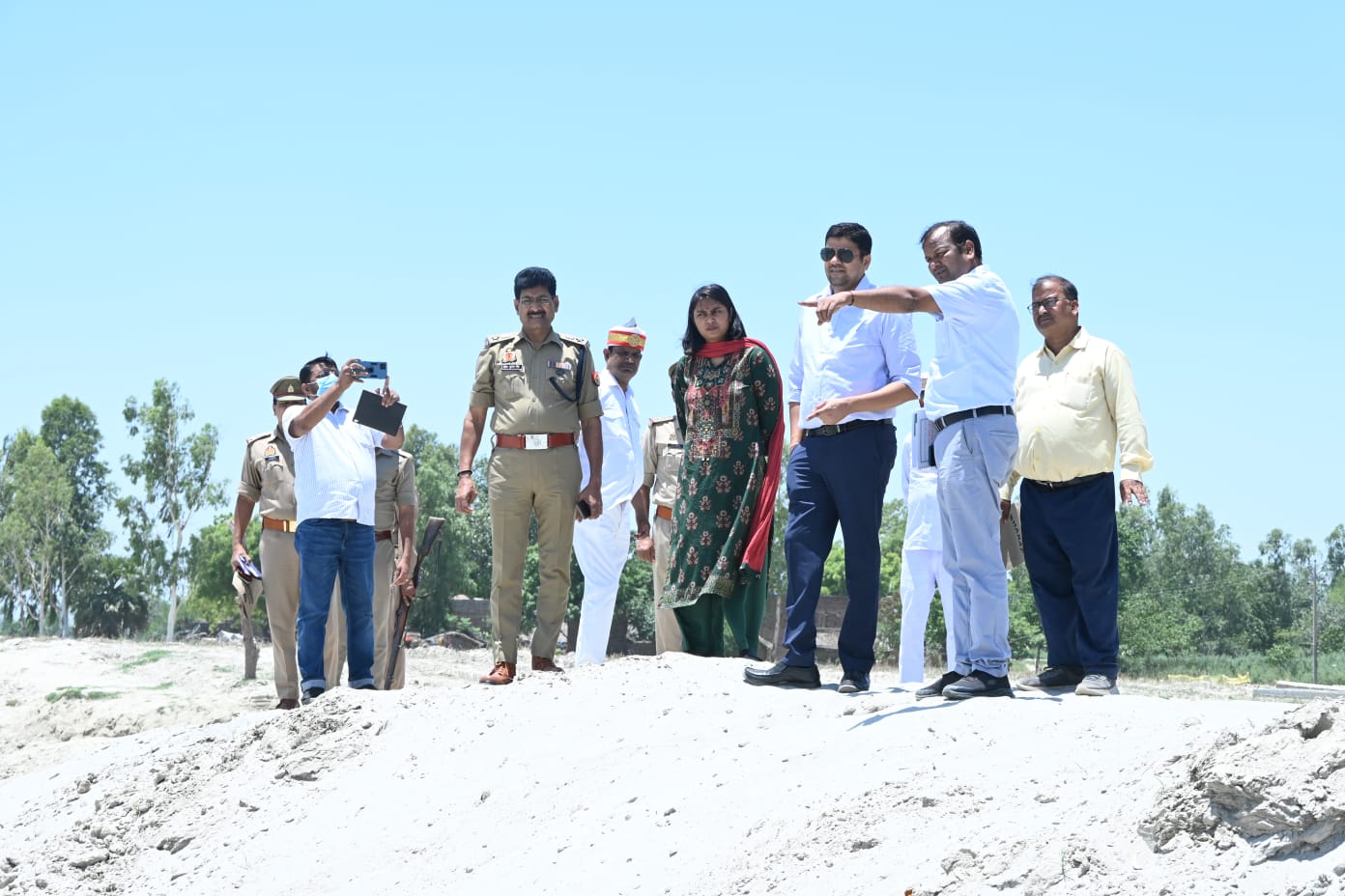 जिला अधिकारी ने बाढ़ से प्रभावित क्षेत्र के तट बांधो का किया