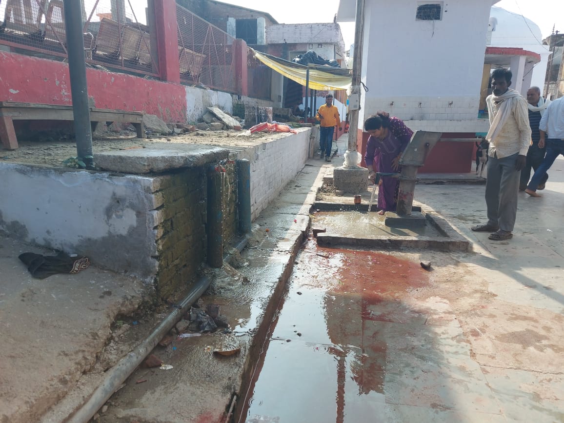 मंदिर परिसर में लगी नल टोटिया अपनी बदहाली पर बहा रही आंसू