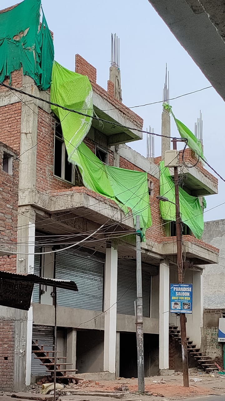 पुरानिया पुल के दाहिने, सेक्टर के अलीगंज, प्रवर्तन जोन 4 में एलडीए से बिना मानचित्र स्वीकृति व एलडीए द्वारा सील की गई बिल्डिंग बनी चार मंजिला,