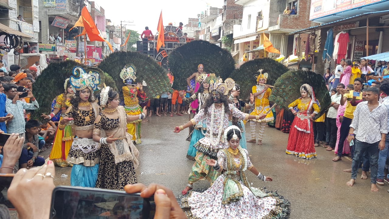 लंभुआ में धूमधाम से निकाली गई 161 फीट की तिरंगा कावड़ यात्रा