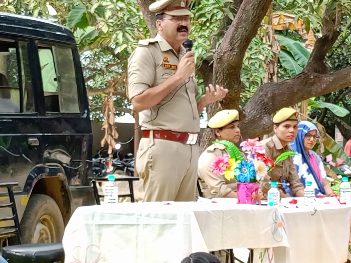 थाना प्रभारी ने विद्यालय मे बालिकाओं को सेल्फ डिफेंस के बारे में किया जागरूक
