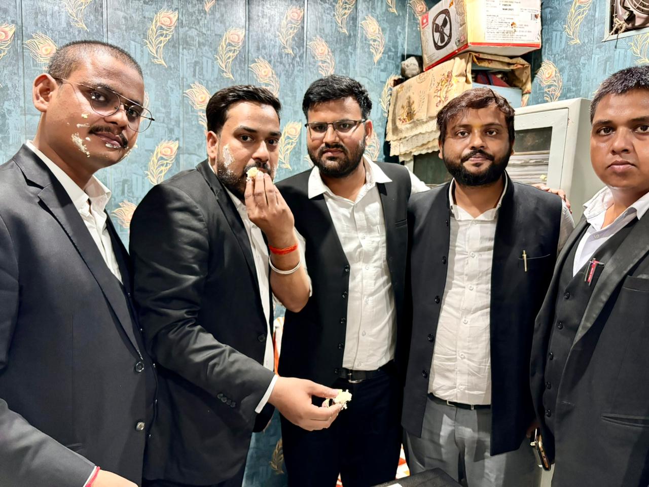 सिविल कोर्ट परिसर में ही हर्षोउल्लाश के साथ मनाया गया अखिलेश यादव का जन्मदिन 