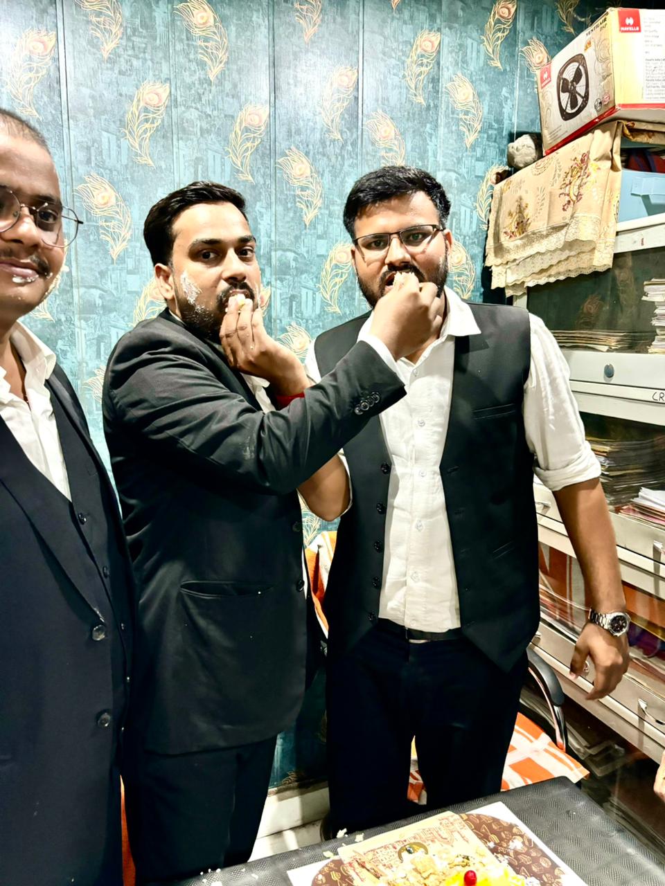 सिविल कोर्ट परिसर में ही हर्षोउल्लाश के साथ मनाया गया अखिलेश यादव का जन्मदिन 