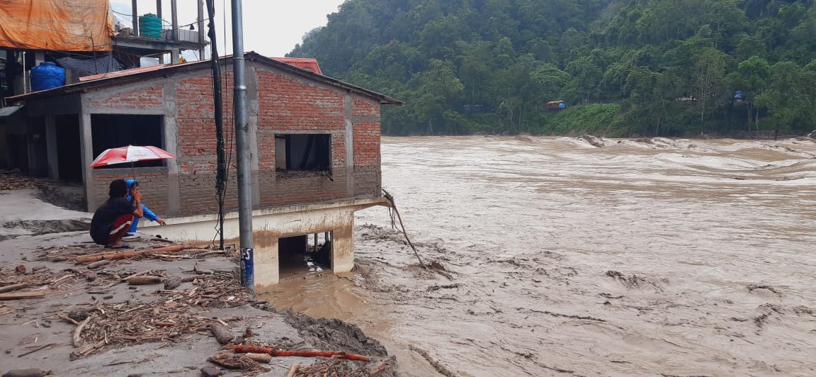 भारत सरकार के पूर्व मंत्री सलीम इकबाल शेरवानी ने सिक्किम में मदद भेजी, गर्म कपड़े तथा खाने की किल्लत।