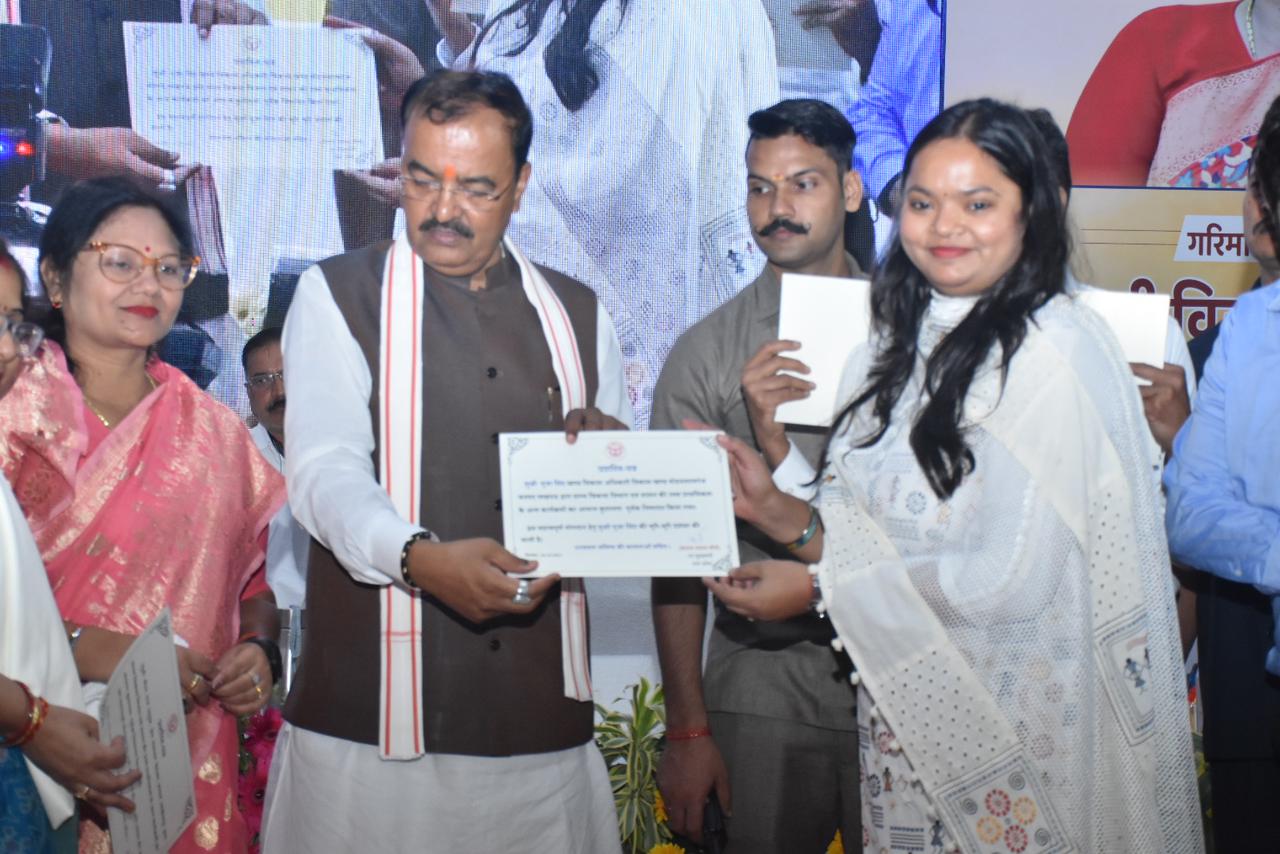 उप मुख्यमंत्री ने मोहनलालगंज ब्लॉक की बीडीओ को किया सम्मानित 