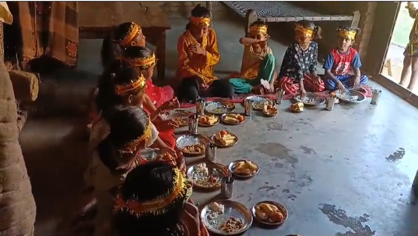 मुस्लिम महिला ने रखा 9 दिन का व्रत, कन्याओं का पांव पखार करवाई भोजन