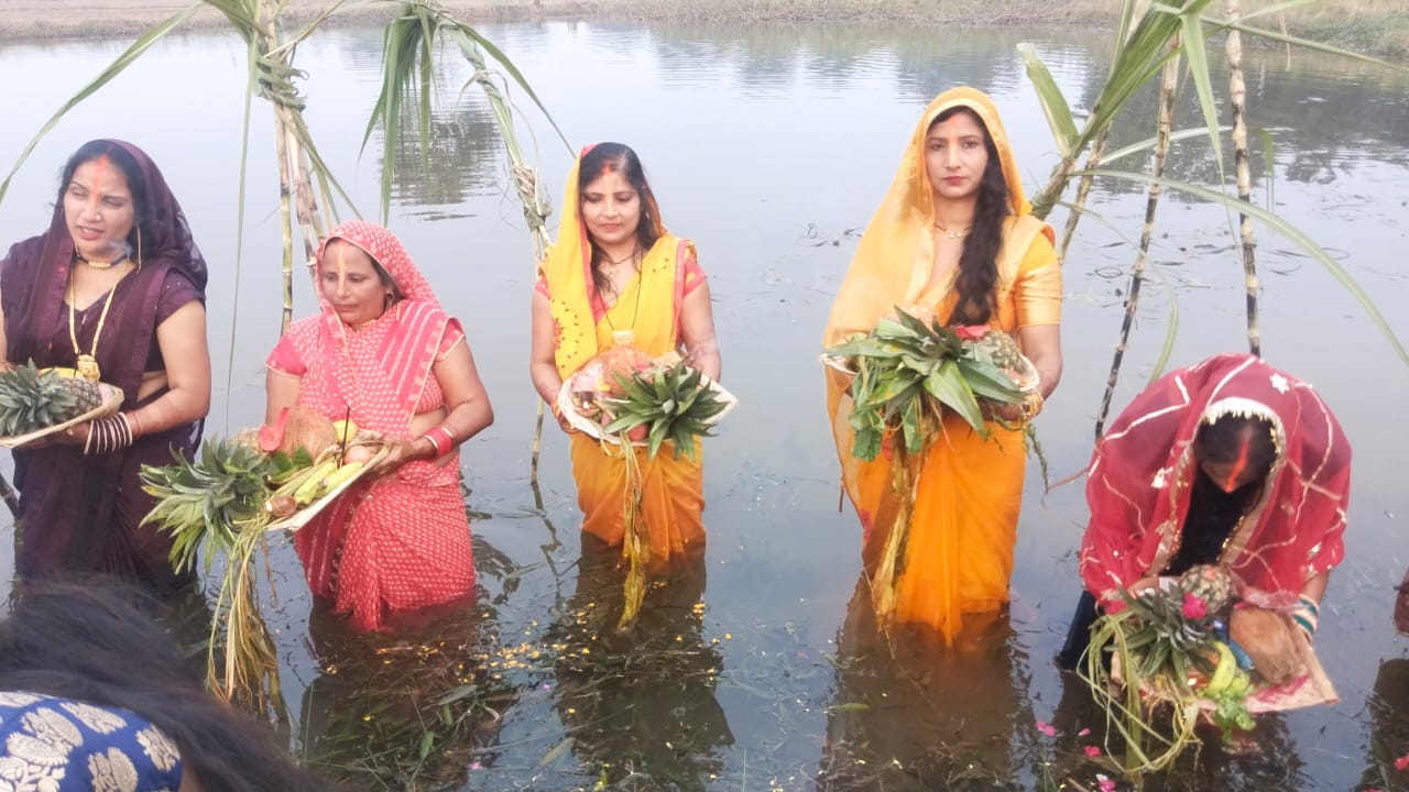 आस्था के साथ महिलाओं ने मनाया छठ पर्व डूबते हुए सूर्य की  पूजा 
