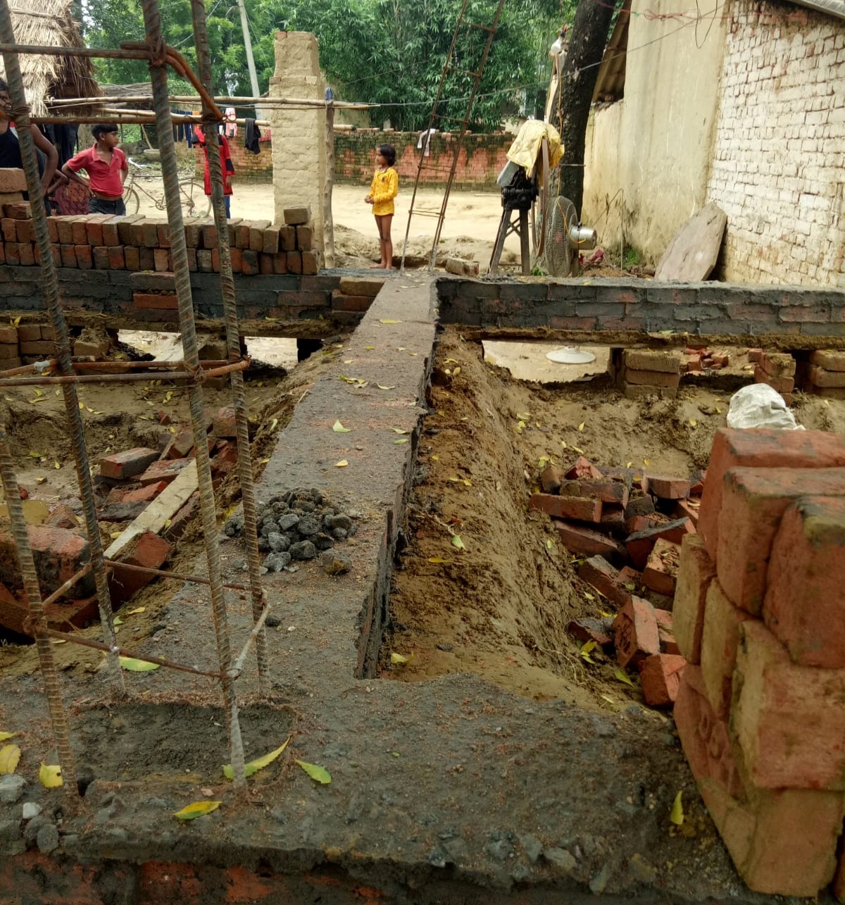 भ्रष्टाचारी अधिकारियों की छाया में  जाता है सत्य छुप