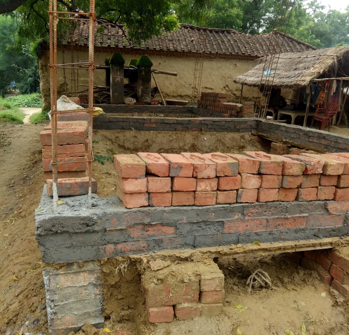 भ्रष्टाचारी अधिकारियों की छाया में  जाता है सत्य छुप