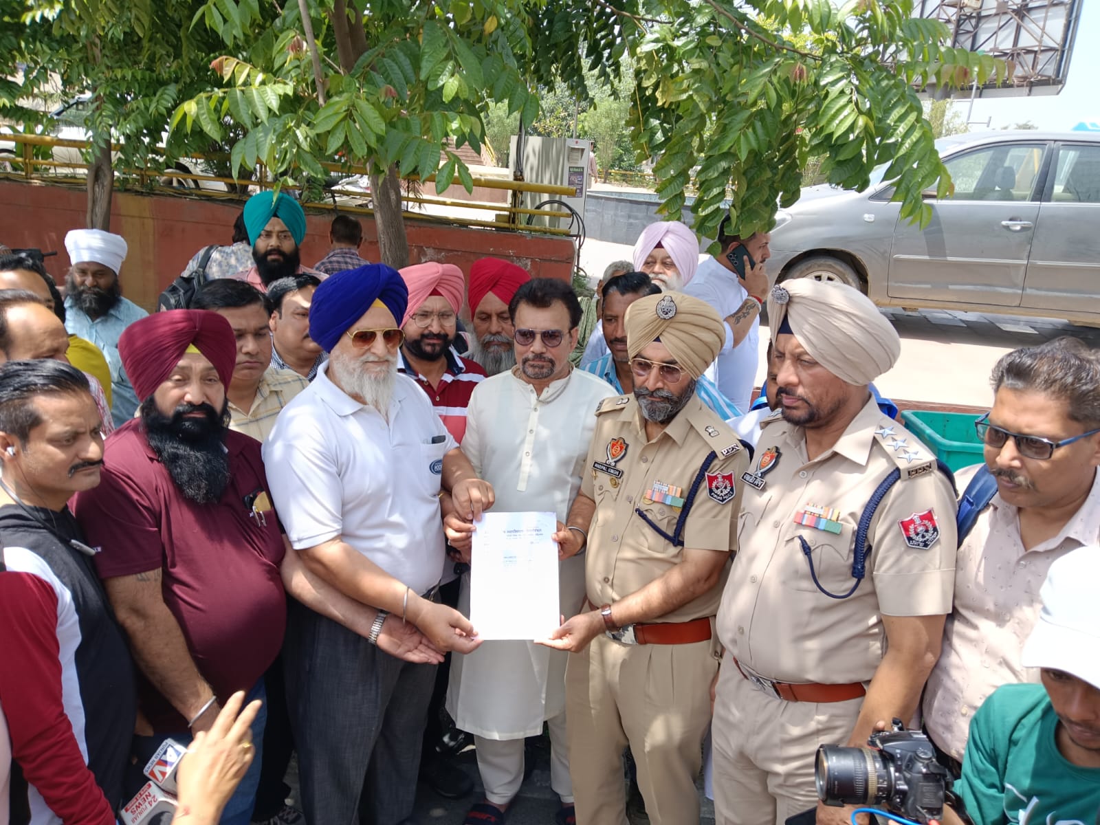 एडीसीपी हरपाल सिंह को मांग पत्र देते चंडीगढ़ पंजाब जनर्लिस्ट एसोसिएशन के अध्यक्ष जसबीर सिंह पट्टी, उपप्रधान राजेश शर्मा, सविंदर सिंह बलेर, रणजीत सिंह मसौन व अन्य ।