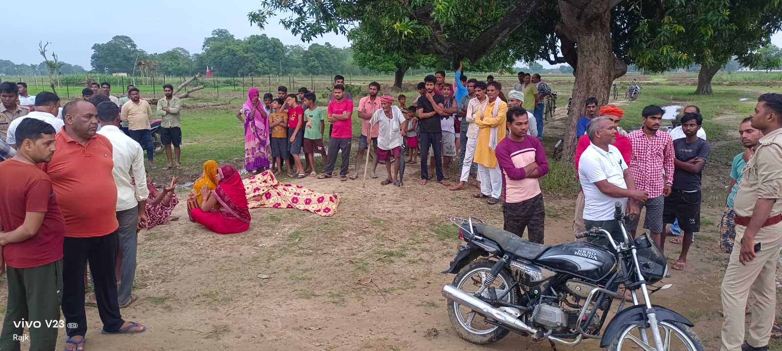 अज्ञात परिस्थिति में सड़क किनारे गड्ढे में बाइक समेत मिला युवक का शव