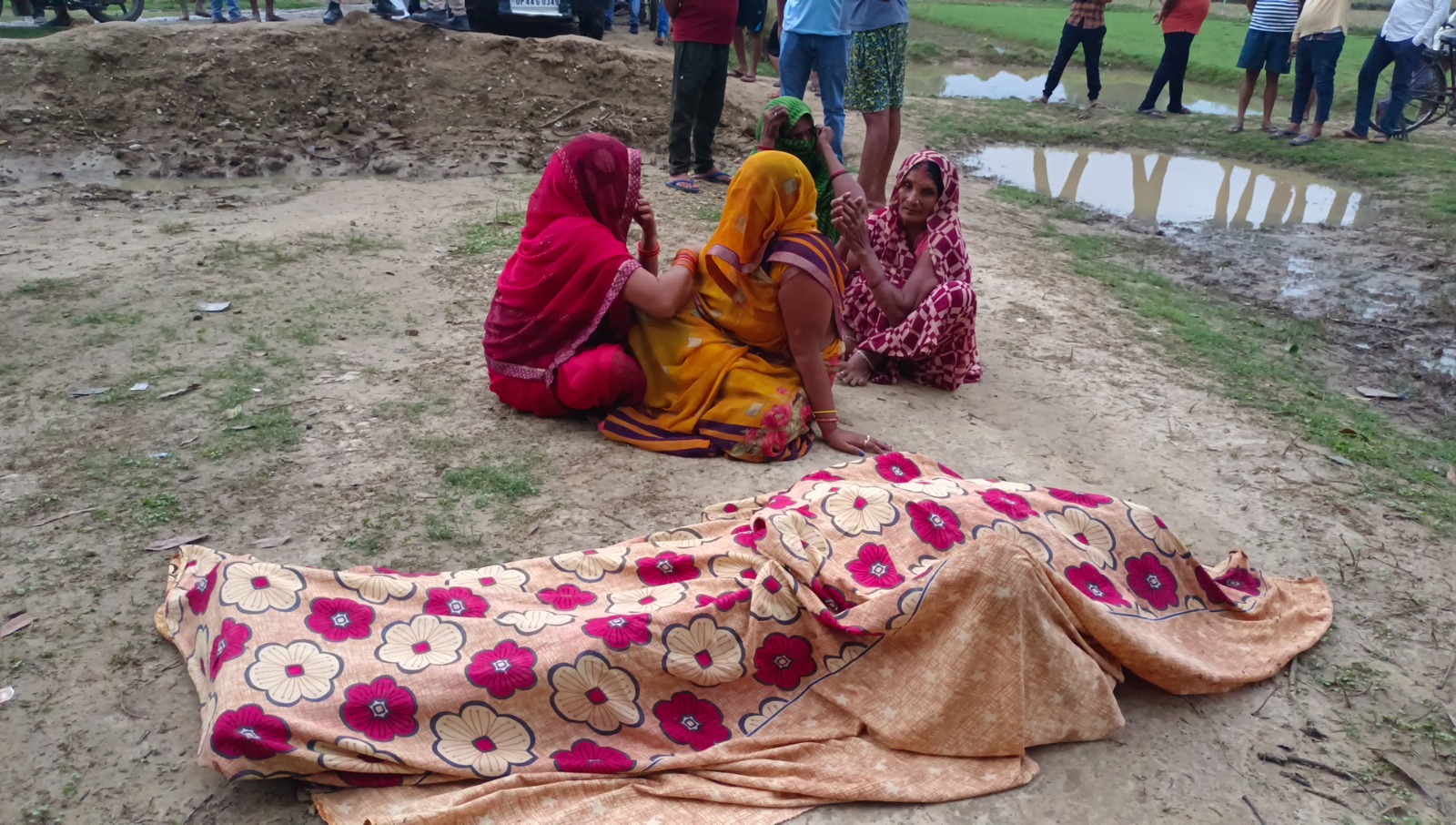 अज्ञात परिस्थिति में सड़क किनारे गड्ढे में बाइक समेत मिला युवक का शव