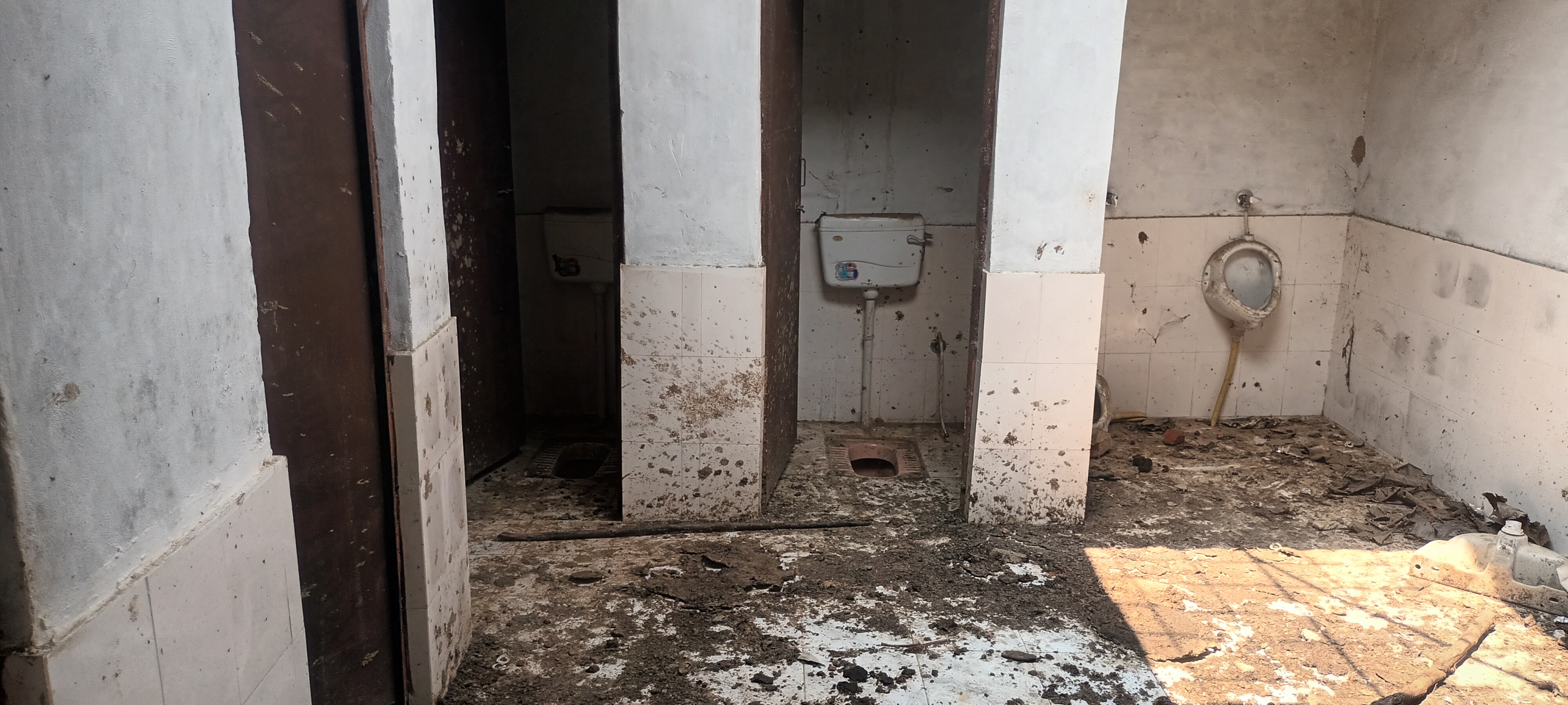 जहां पर हनुमान मंदिर रामापुर निकट टेड़ी नदी पुल के बगल बना सामुदायिक शौचालय की