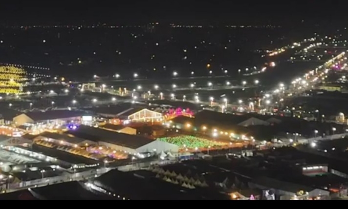 गंगा नदी के तट पर रौशनी से जगमगा रहा दुनिया का सबसे बड़ा मानव समागम।