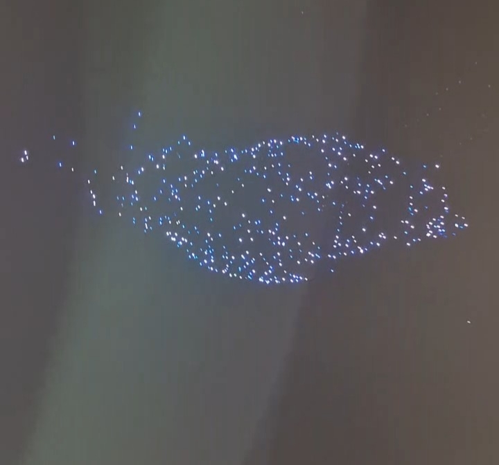 गंगा नदी के तट पर रौशनी से जगमगा रहा दुनिया का सबसे बड़ा मानव समागम।