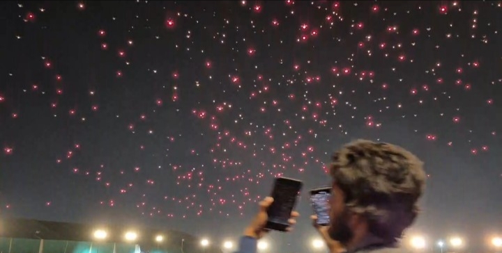 गंगा नदी के तट पर रौशनी से जगमगा रहा दुनिया का सबसे बड़ा मानव समागम।