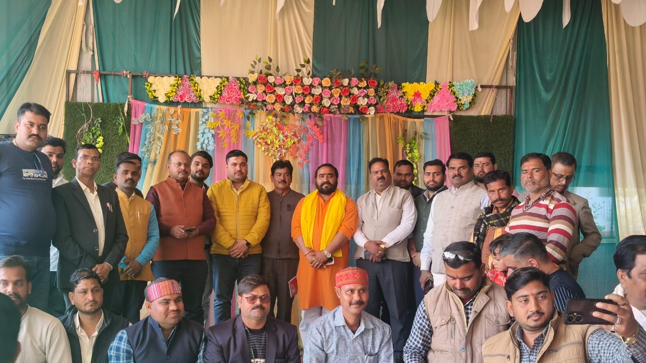 सीतापुर में  ऐतिहासिक पत्रकार व अधिवक्ता द्वारा तहरी भोज  संपन्न                